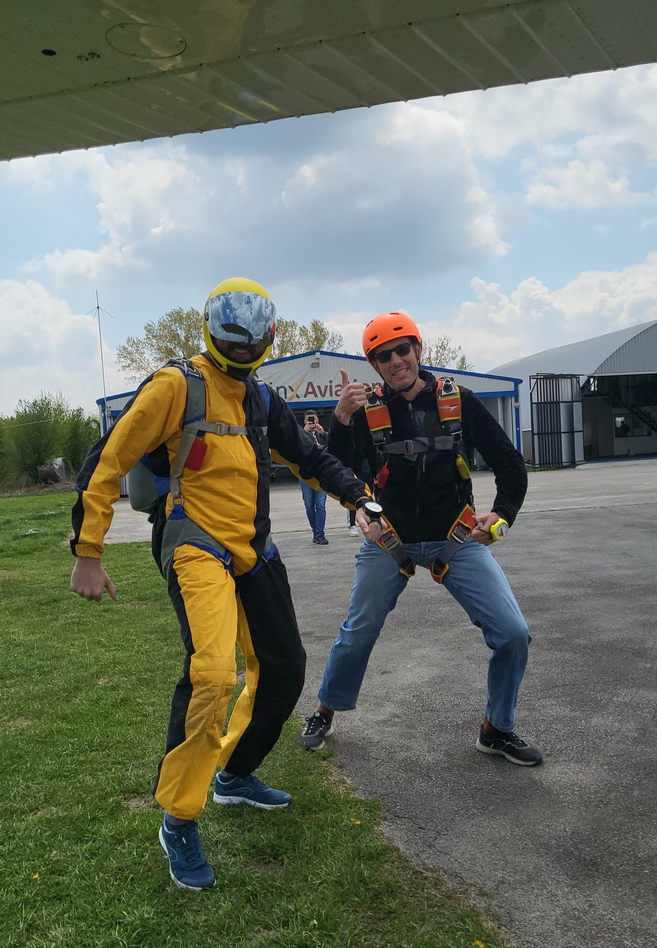 Padobranci sa dozvolom se priremaju da uđu u avion